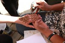 Nasz gość specjalny, Sonali, z Indii, pokrywa ręce dzieci niesamowitymi wzorami. Tatuaż z henny eko. 